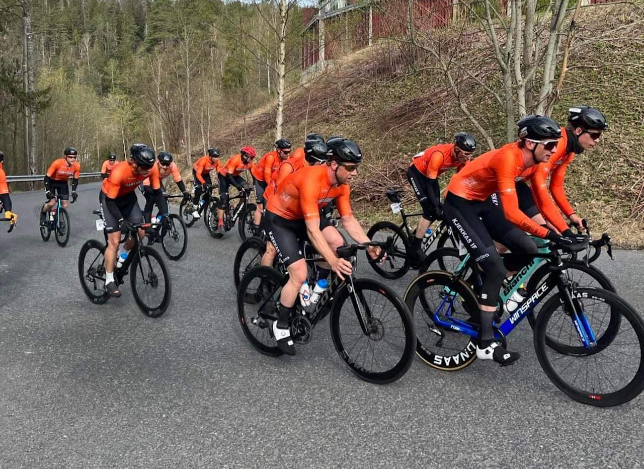 GÅR FOR KJEMPETID: Team Kjekkas vil bryte en magisk grense i Vätternrunden. Her er laget i aksjon under Enebakk rundt tidligere i år. Foto: Bård Olsen team kjekkas vätternrunden