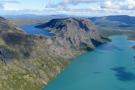 BESSEGGEN SETT MOT ØST:  Foto: Lasse Tuv Besseggen sett mot øst. Skyene speiler seg i Gjendevatnet.