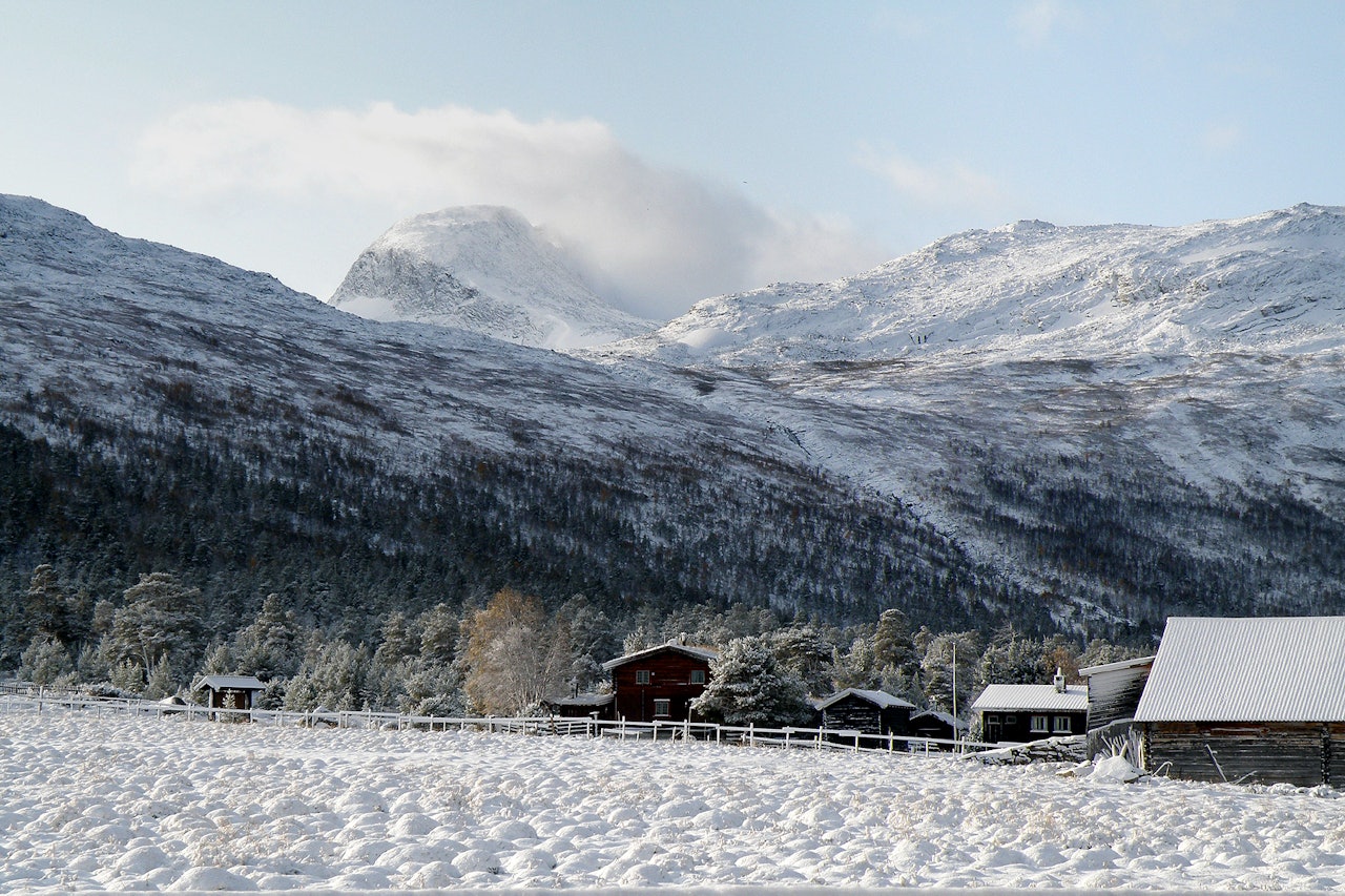 Vinteren begynner å feste grepet ved Sota seter seinhøstes. Tverrådalskyrkja hever seg over dalen. Foto: Kari Elin Sperstad