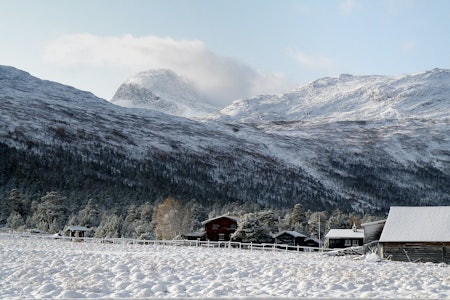 Vinteren begynner å feste grepet ved Sota seter seinhøstes. Tverrådalskyrkja hever seg over dalen. Foto: Kari Elin Sperstad Tverrådalskyrkja i Breheimen vinter turguide
