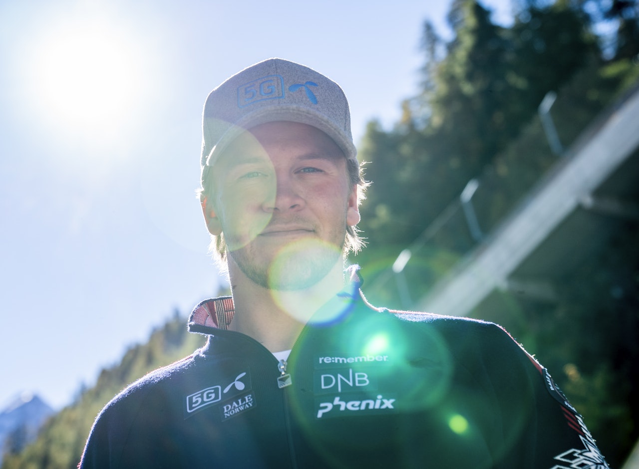 EKSKLUSIVT SELSKAP: Timon Haugan fra Oppdal er eneste verdenscupkjører på laget til legendariske Marcel Hirscher og hans nye skimerke. Foto: Torstein Bøe / NTB