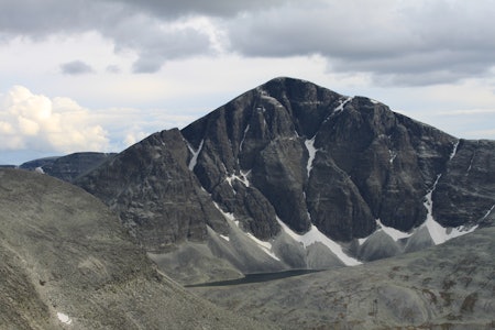 Den 700 meter høye nordveggen på Rondslottet styrter ned i et botntjern. Den bratte fjellsiden er Rondanes høyeste stup Rondeslottet i rondane