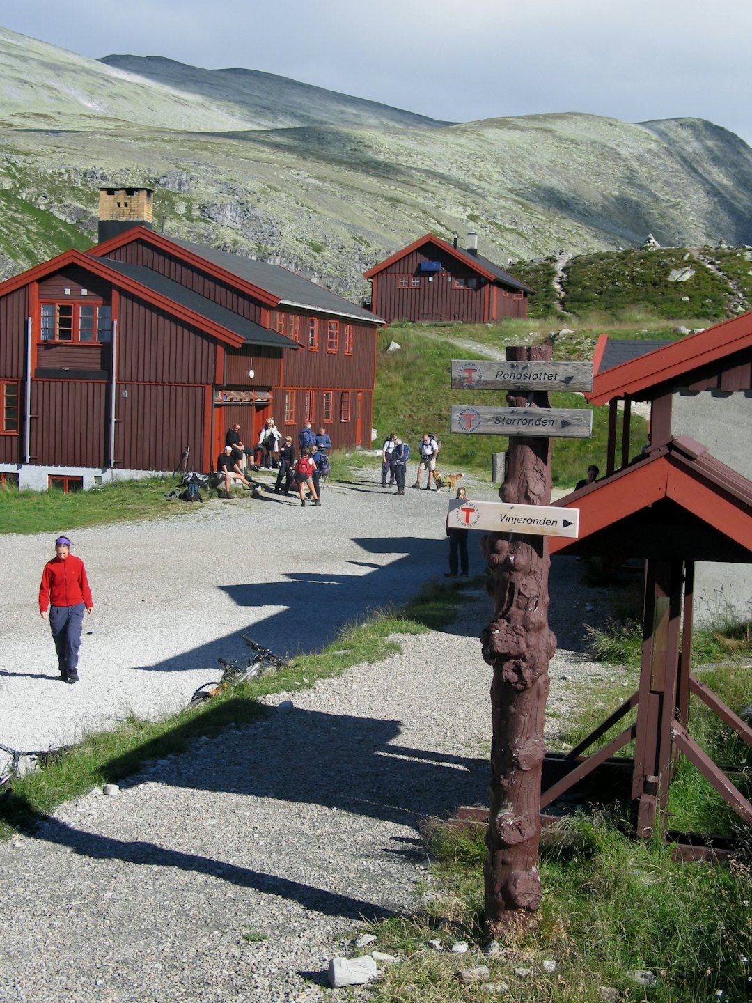Rondvassbu er en sentral turisthytte i Rondane som ligger ved sørenden av Rondvatnet.