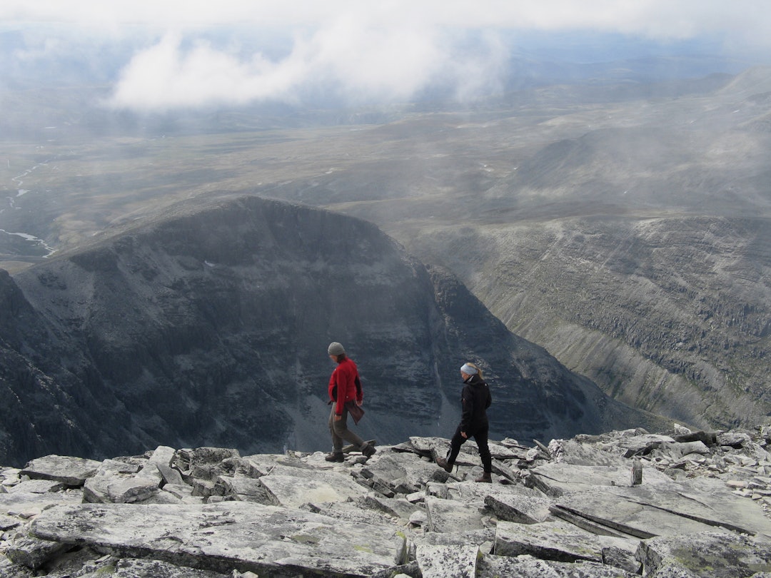 På Rondslottet (2178 moh.) med utsikt til Vinjeronden (2044 moh.). På Rondslottet (2178 moh.) med utsikt til Vinjeronden (2044 moh.).