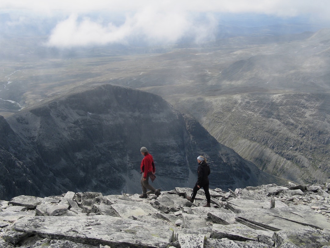 På Rondslottet (2178 moh.) med utsikt til Vinjeronden (2044 moh.).