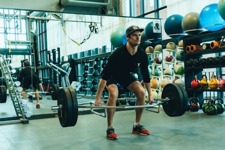 RETT I BARET: Et knebøy med en såkalt trap-bar, vil for mange oppleves som tryggere og mer komfortabelt, i følge treningsekspert Lars Haugvad. Foto: Christian Nerdrum styrkeløfter bruker trap bar