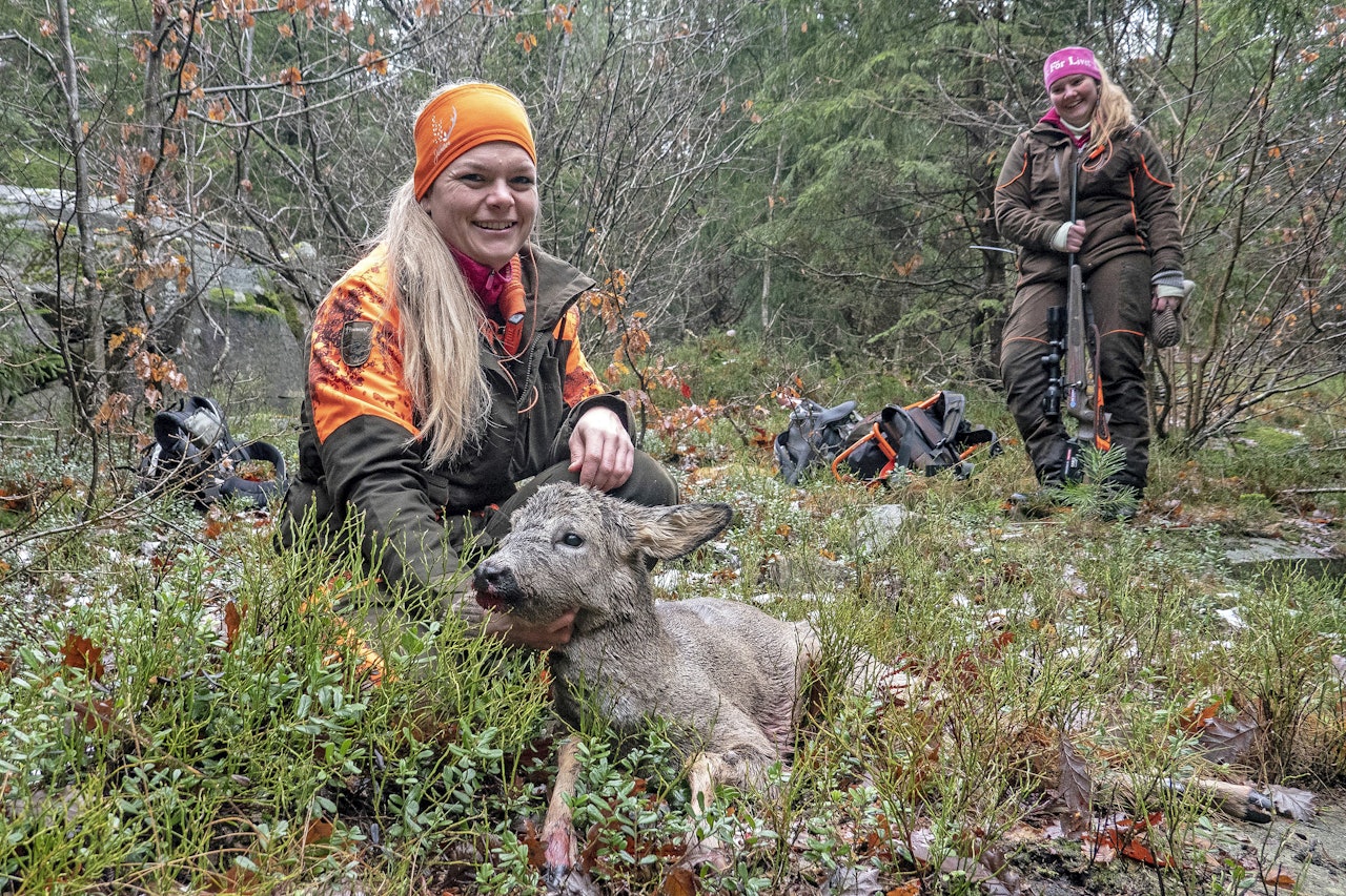 Jaktjenter må bli normalt: Helle M.S. Johannessen i Facebook-gruppa Jaktjenter mener det er viktig å “normalisere” jenter og jakt. Her etter vellykka rådyrdrev sammen med Anneline Tangen under et arrangement i regi av Jegerjentene. Jaktjenter må bli normalt: Helle M.S. Johannessen i Facebook-gruppa Jaktjenter mener det er viktig å “normalisere” jenter og jakt. Her etter vellykka rådyrdrev sammen med Anneline Tangen under et arrangement i regi av Jegerjentene.