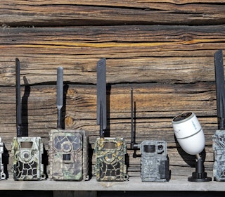 VILTKAMERA: Test av viltkamera med 4G og MMS sju viltkameraer på rekke foran trevegg