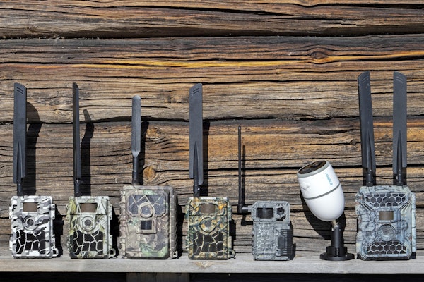 VILTKAMERA: Test av viltkamera med 4G og MMS sju viltkameraer på rekke foran trevegg