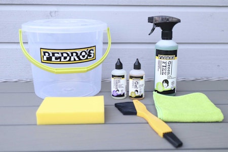 ENKELT SETT: Pedro's Mini Pit Kit er et enkelt vaskesett som har det meste du trenger.Foto: Lars Frederic Nordbakken pedro's sykkelvask sett med børste, svamp og såpe