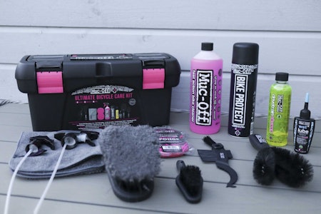 TIL DEN SOM ER NØYE: Hvis du virkelig legger sjela i sykkelvaskingen, vil dette vaskesettet fra Muc-Off være midt i blinken. Foto: Lars Frederic Nordbakken test av muc-off sykkelvask