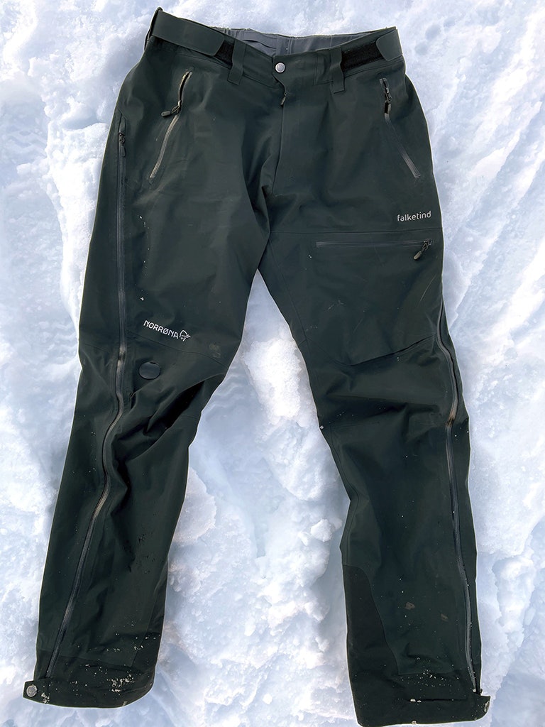 Buksa til Norrøna Falketind har 3/4 glidelås i sidene, slik at det er kjapt å få buksa av og på, selv med jaktstøvler. Norrøna Falketind gore tex-bukse i snøen.