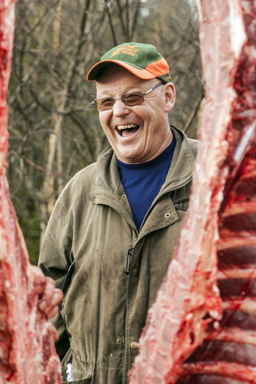 Lystig alvor: Elgjakta skal være lystbetont. En elgjeger som trives, yter langt bedre når jakta ikke oppfattes som en ren pliktjakt for å skaffe kjøtt i gryta. Smilende elgjeger fotografert mellom oppskårne ribber på elgslakt