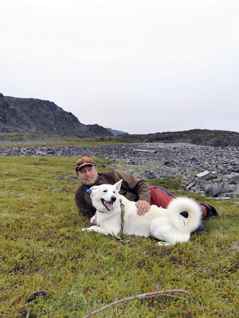 Hvit Varg: Ørjan Andersen med den svenske hvite elghunden Varg. Han er aktiv elgjeger, aversjonsdressør, blod- og ferskspordommer i Øst-Finnmark. Hvit Varg: Ørjan Andersen med den svenske hvite elghunden Varg. Han er aktiv elgjeger, aversjonsdressør, blod- og ferskspordommer i Øst-Finnmark.