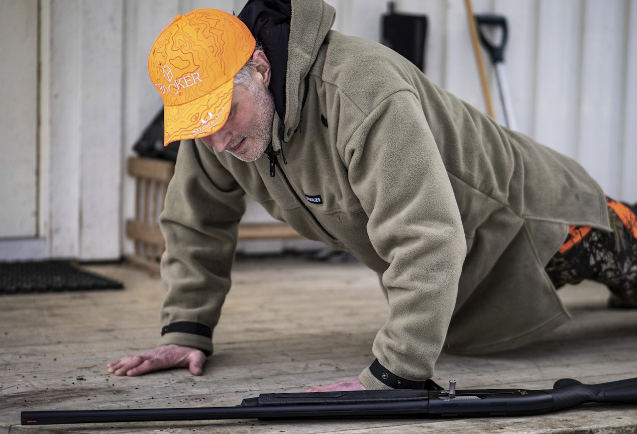 Eneste tillatte hagletrening: Riktig hagletrening er viktig for en god bomskytter. Her er en øvelse som du slipper å oppsøke en leirduebane for å prøve ut. Jeger trener armhevinger med hagla liggende på trappa