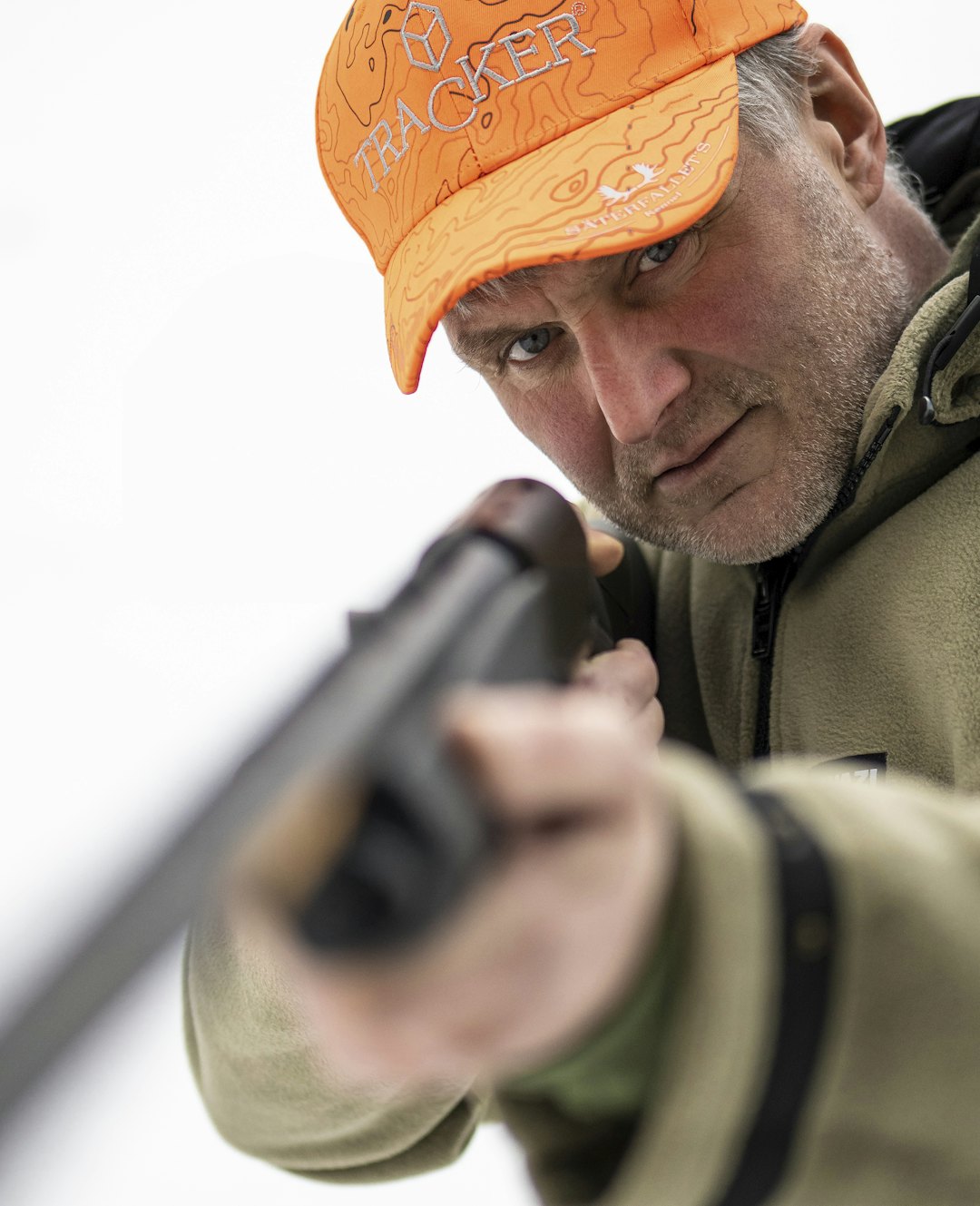 Oppskrift på suksess: Feil anlegg med kolben montert på utsiden av skuldergropa gir en perfekt ukomfortabel skytestilling med dårlig kinnkontakt og rekylopptak. Jeger med manglende kinnkontakt på haglekolben