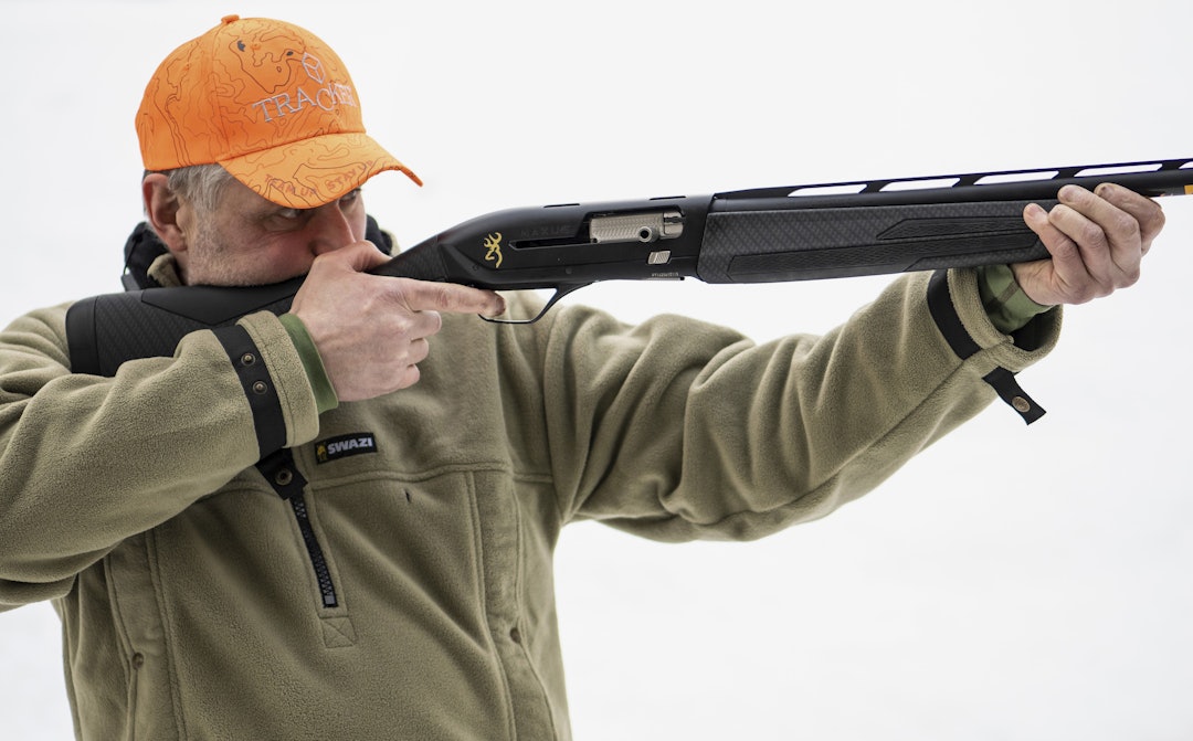 Riktige feilgrep: Grep overdrevent langt fremme på forskjeftet gir en anstrengt sving – et perfekt utgangspunkt for en soleklar bom. Jeger med feil grep om forskjeftet på hagla