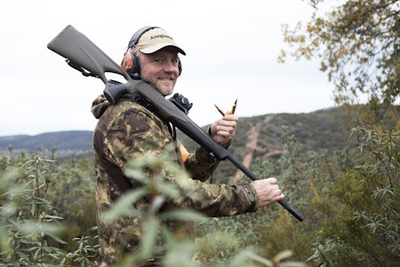 Spanske svin: Jens Kjær Knudsen har gjennom årene nedlagt flere hundre villsvin. Det var da også denne arten som primært fikk ham til å kjøpe plass på en spansk monteria. Jeger med patroner og rifle med tommelhullstokk på spansk monteria