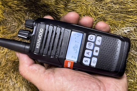 Stor og solid: Kenwood NX1200DE2 er en stor radio, men framstår som robust i vår test.
