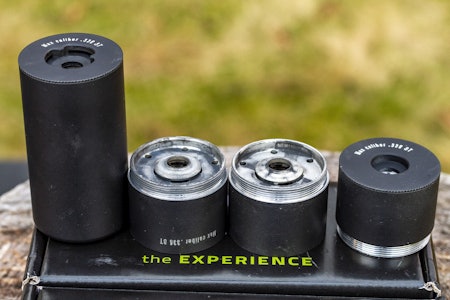 REKYLBREMS: Modulsettet One Norseman rekylbrems kommer som en startpakke, men du kan bygge på med ekstra deler. Fra venstre ser du rekyldemperen, to lyddempermoduler samt ekstra endemodul (tillegg). One Norseman rekylbrems med ulike moduler plassert oppå eske.