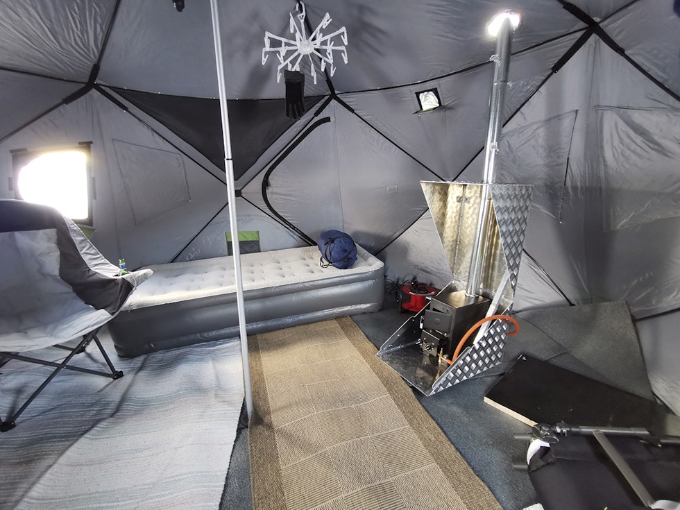 Hjemme hos: Pop up-teltet er rett og slett skikkelig koselig. Jeg anbefaler feltseng, da det kan bli litt kaldt langs kantene nede på bakken. innsiden av pop up-telt for jakt nord icehotel