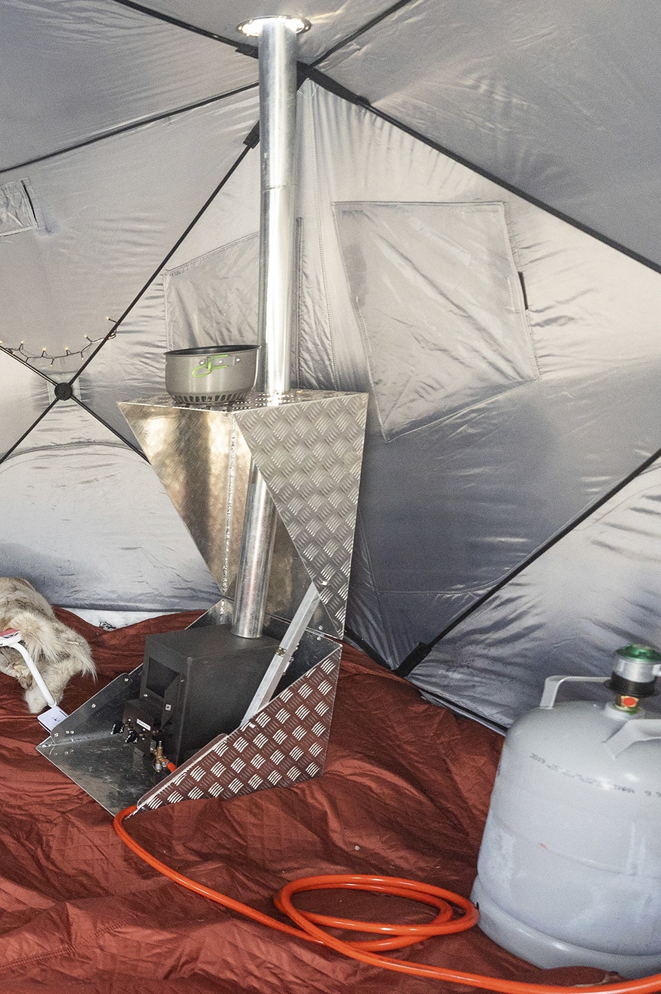Komplett rigg: Med original bunnduk, ovnskasse og ovn, får du det svært lunt innvendig. Det fungerer dessuten fint å smelte snø oppe på ovnen. ovn på innsiden av nord icehotel pop up-telt