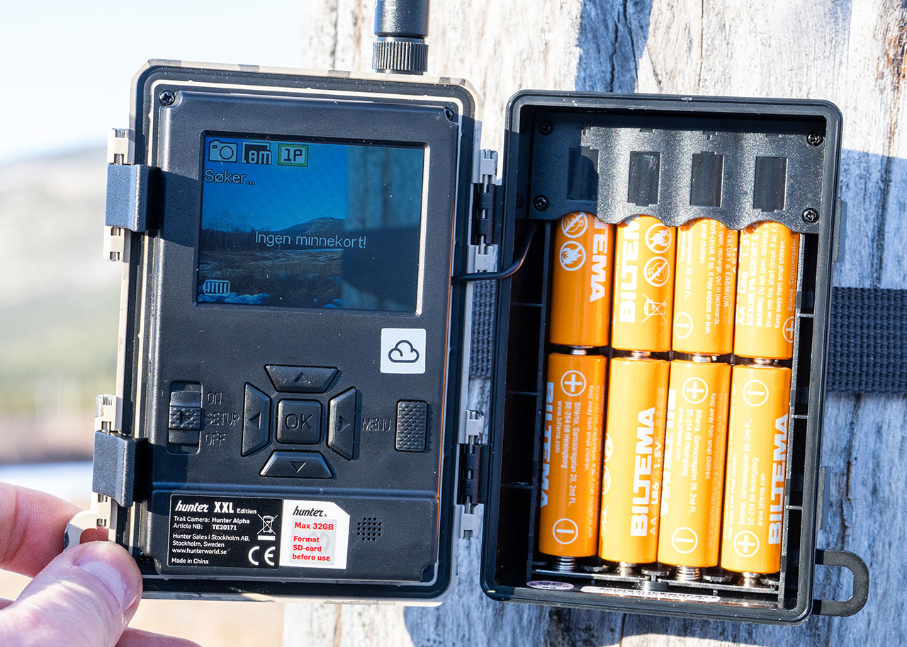 Åpent viltkamera med batteri og skjerm.