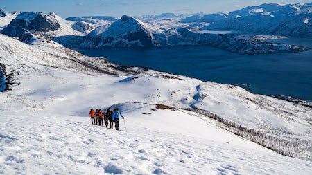FLERDAGERSTUR: Alperuta skal by på de beste toppturfjellene i Troms – og dermed verden. Men i motsetning til andre flerdagersturer er bil sentralt i dette opplegget. Foto: Lars Petter Jonassen