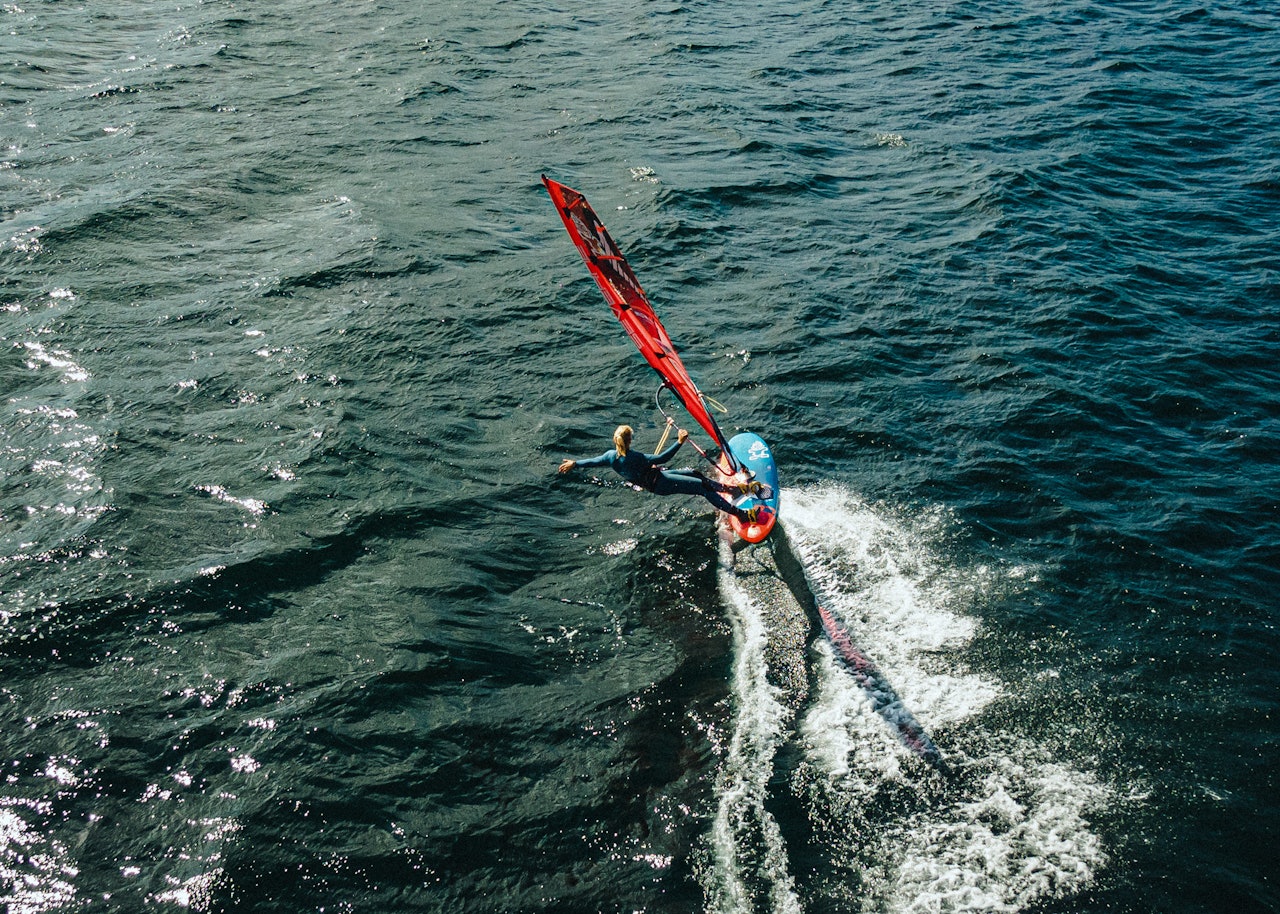 jente som windsurfer