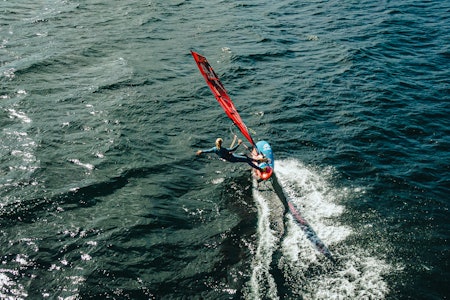 OSLOFJORDEN: Oda Johanne Stokstad Brødholt med godt driv i Oslofjorden torsdag 5. mai. Foto: Christian Nerdrum jente som windsurfer
