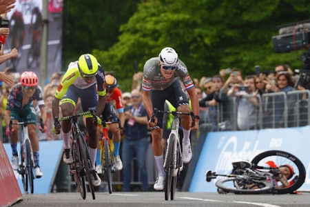 JEVNT: Mathieu van der Poel ble presset til det ytterste av Biniam Girmay på åpningsetappen av Giro d'Italia, mens Caleb Ewan dundret i bakken. Foto: Cor Vos