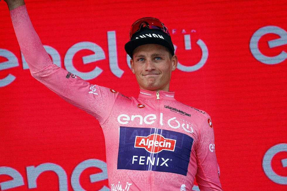 ROSA: Mathieu van der Poel leder Giro d'Italia etter første etappe. Foto: Cor Vos