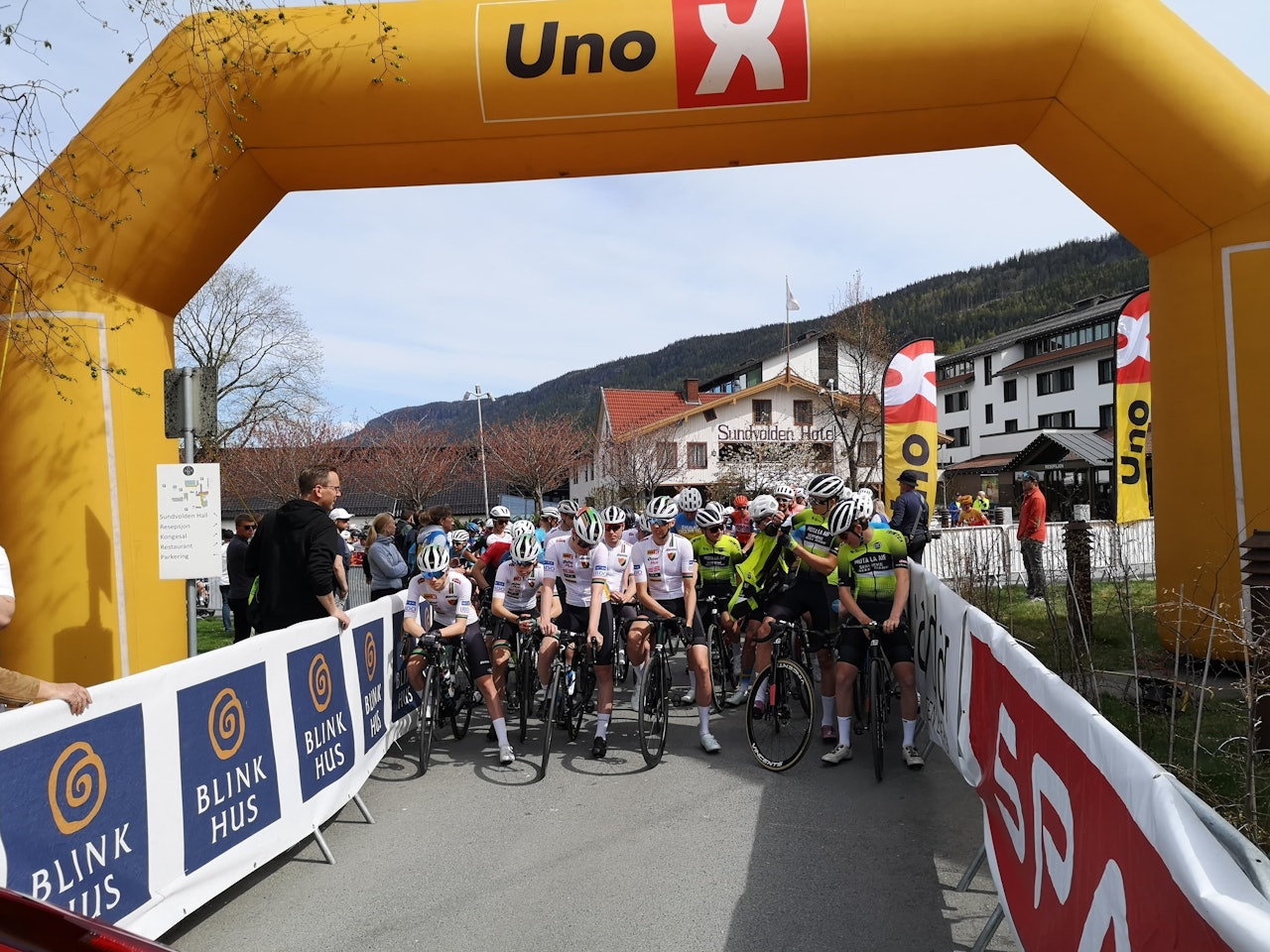 RYTTERNE ER I GANG: Her er fra starten på Sundvolden kl. 13. Nå er rittet i gang. Følg det direkte her. Foto: Henrik Alpers RYTTERNE ER I GANG: Her er fra starten på Sundvolden kl. 13. Nå er rittet i gang. Følg det direkte her. Foto: Henrik Alpers