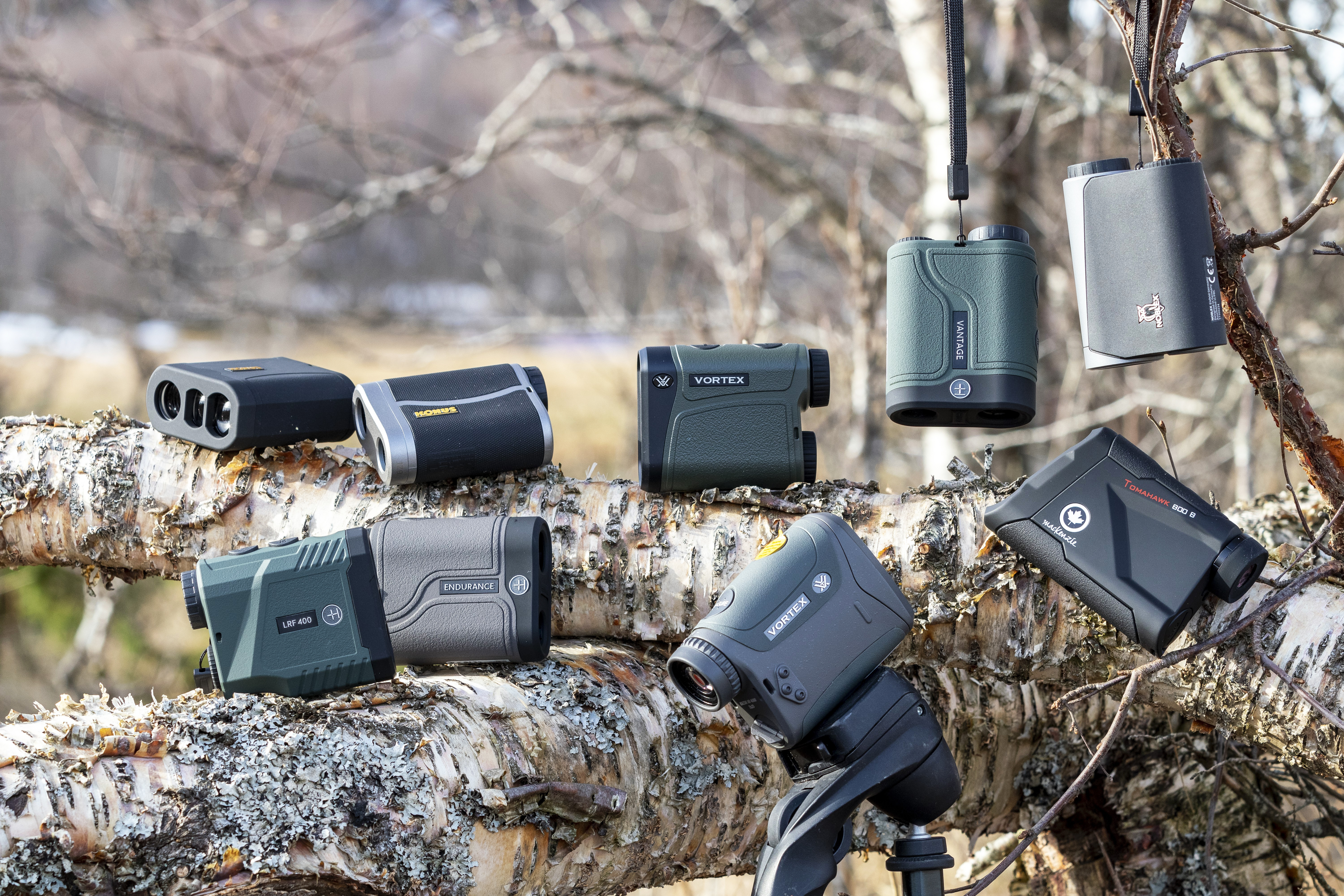 Ni avstandsmålere plassert i et tre til test av avstandsmåler jakt