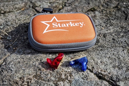 Starkey soundscope aktive ørepropper plassert på en stein for oppbavaringseske.