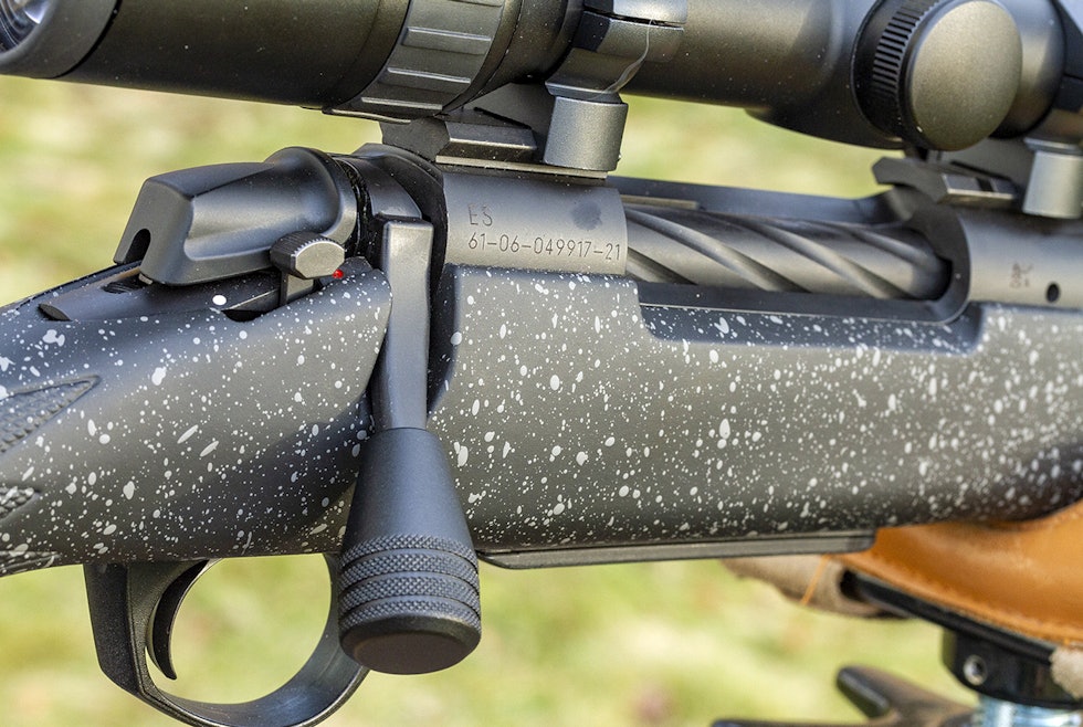 Solid grep: Bolten er spiralflutet og forsynt med Tactical hevarmskule som gir godt grep. Nærbilde av avtrekker og sluttstykke på Bergara Extreme Hunter Nordic