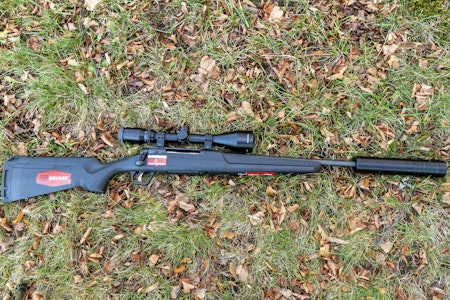 Savage Axis rifle liggende i gresset etter test