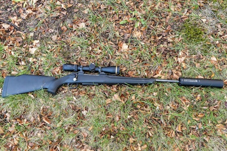 Schultz & Larsen Classic DL rifle under test liggende i gresset.