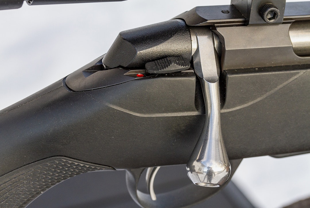 Usikret: Tikka T3X Light Adjustable har toposisjonssikring som man dessverre må avsikre for å ta ut/kamre patron. Nærbilde av sikringen på Tikka T3X Lite Adjustable