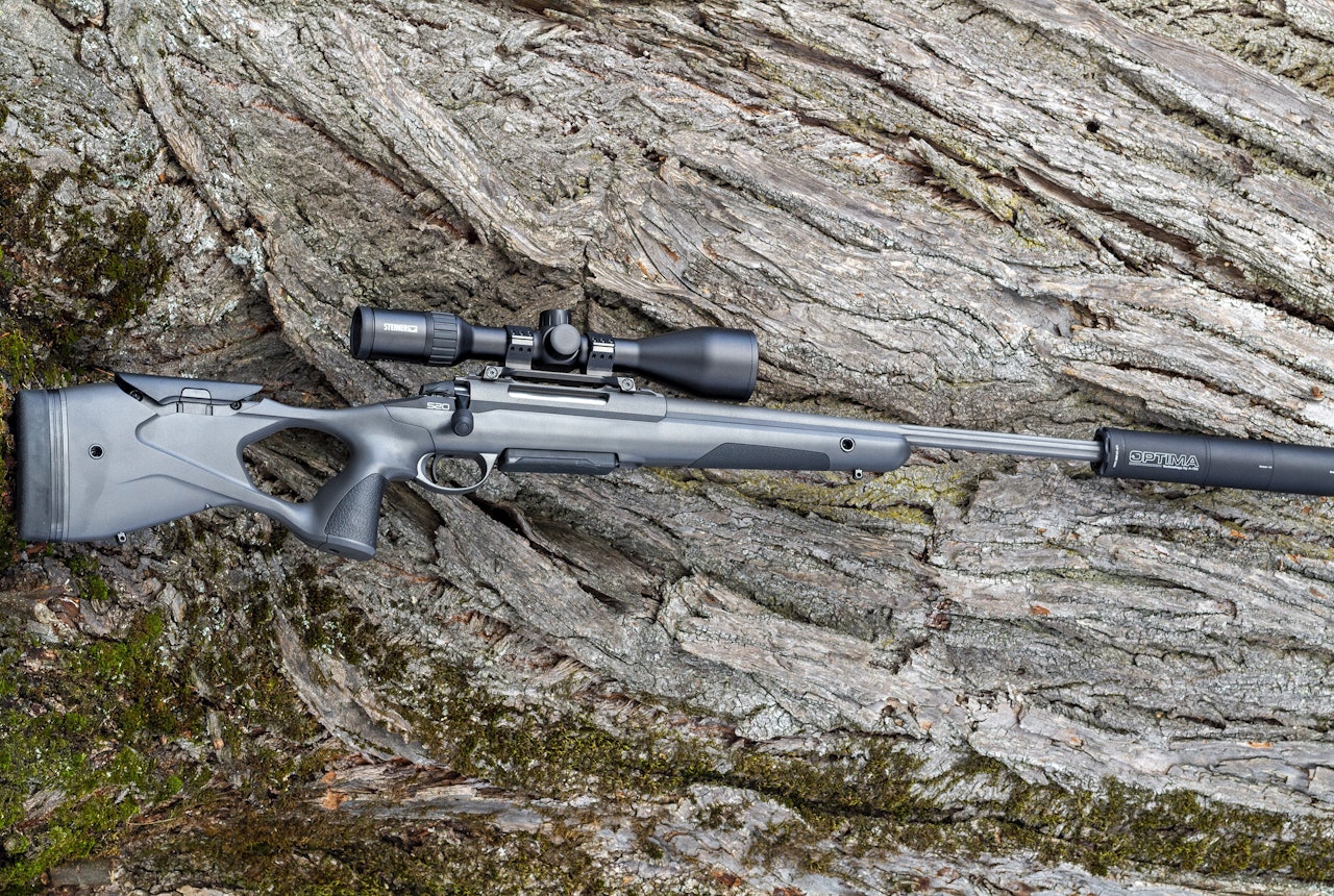 Sako S20 rifle sett fra siden utendørs