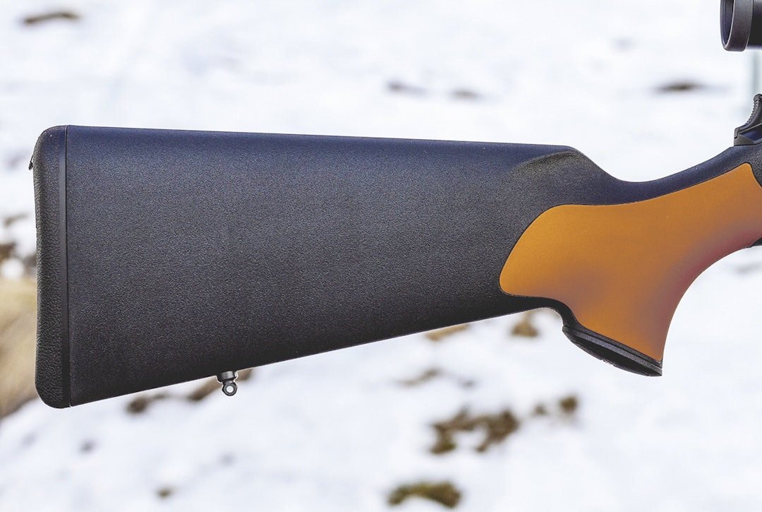 Synlige grep: Blaser R8 Professional Black/Orange har rett klassisk kolbe med gummiert og grepsvennlig pistolgrep i signalfarge. Nærbilde av kolben på blaser r8 professional