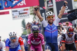 MANX MISSILE: Mark Cavendish jubler for sin første etappeseier i Giro d'Italia 2022. Foto: Cor Vos