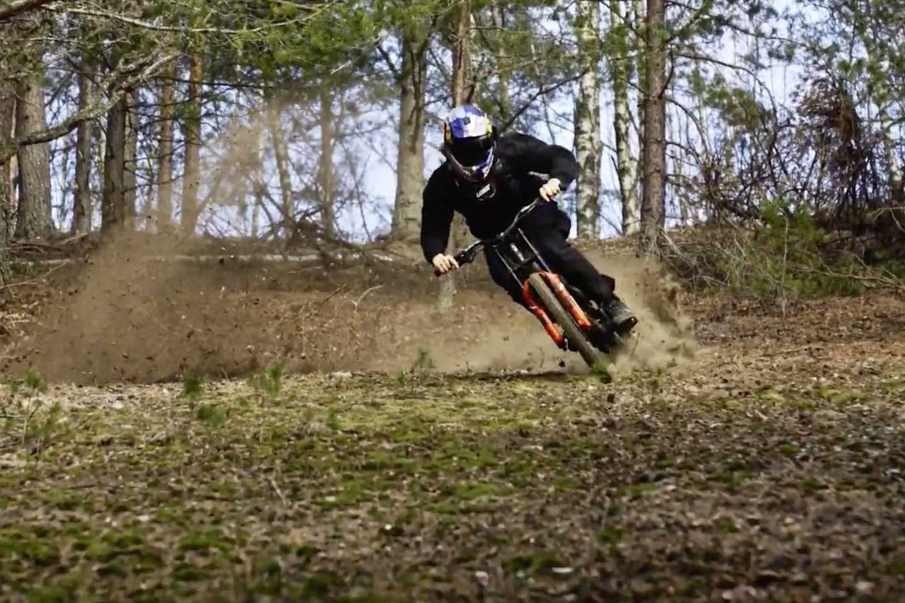 LØS STIL: Brage Vestavik i kjent frislipp i den nye filmen. Skjermdump: NÅ! / Blur Media brage vestavik