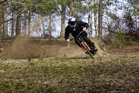 LØS STIL: Brage Vestavik i kjent frislipp i den nye filmen. Skjermdump: NÅ! / Blur Media brage vestavik