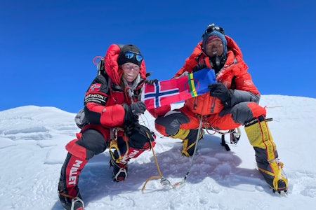 DHAULAGIRI: Kristin Harila sammen med sherpa Pasdawa på toppen av Dhaulagiri. Foto: 8K expeditions Dhaulagiri Kristin Harila sherpa Pasdawa verdensrekord