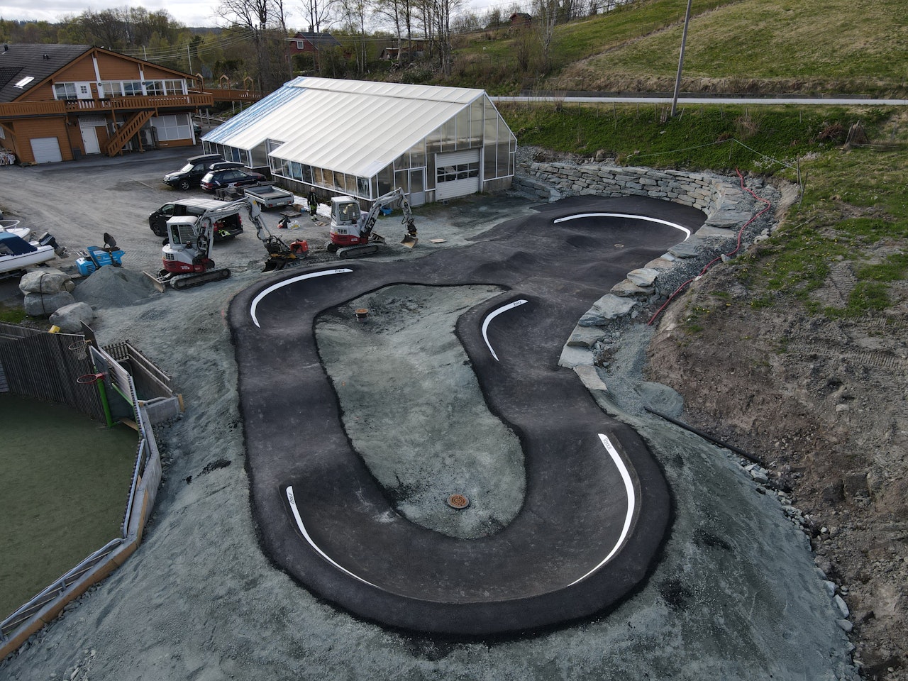 NY PUMPTRACK: Lundegrend i Tysnes kommune har fått en ny pumptrack, bygget av Rekkje Stiutvikling. Foto: Rekkje Stiutvikling pumptrack lunde tysnes