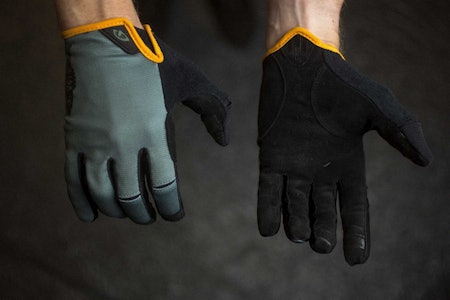 DOWN AND DIRTY: Giro DND er laget for stisykling og graving. De er kraftige og solide, uten å koste ekstra. Foto: Kristoffer H. Kippernes Test av Giro DND hansker