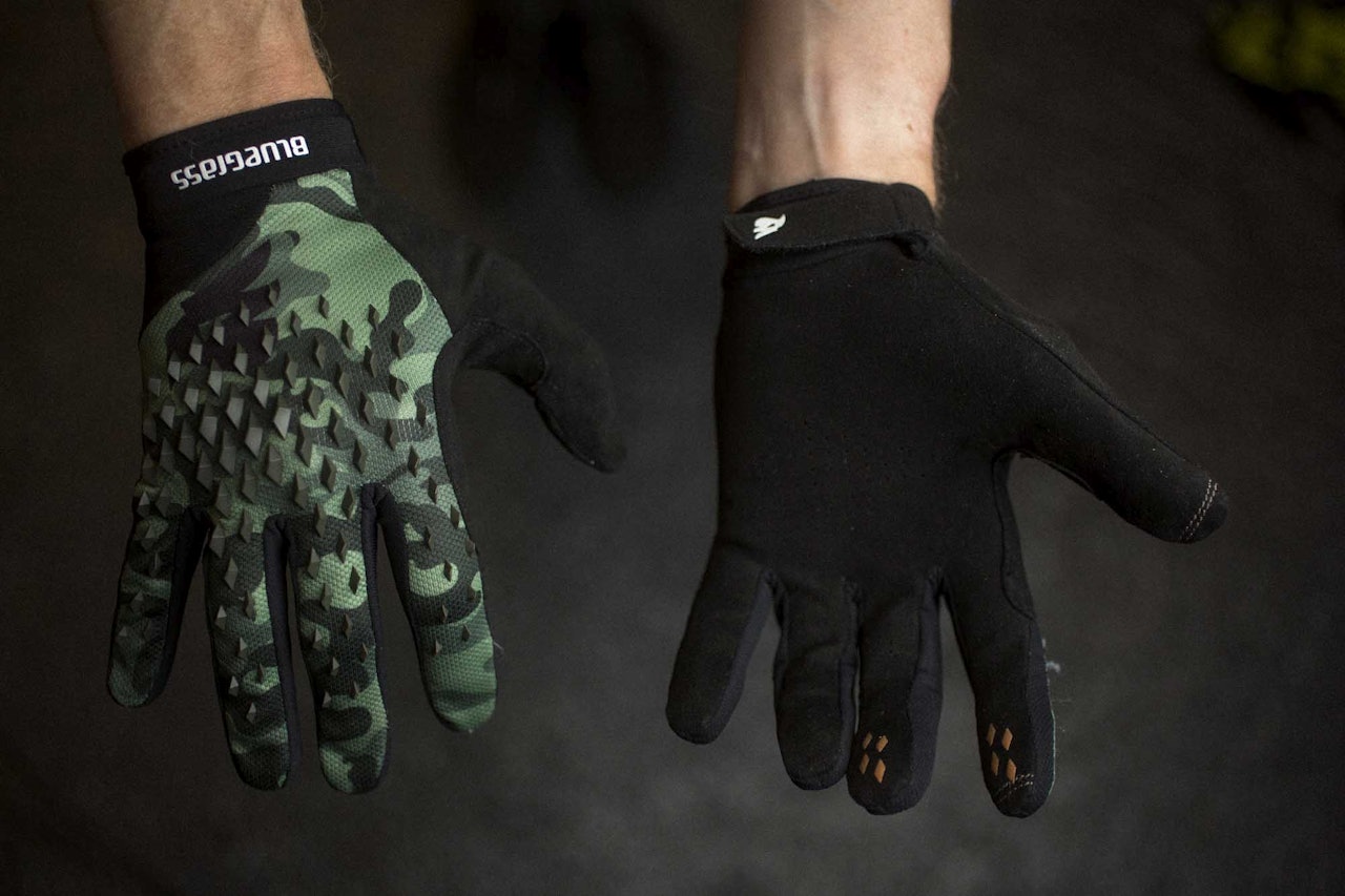 NAGLE-HANSKER: Gummi-naglene på håndbaken gjør Bluegrass-hanskene til reale kjakeraspere. Foto: Kristoffer H. Kippernes Test av Bluegrass Prizma 3D hansker