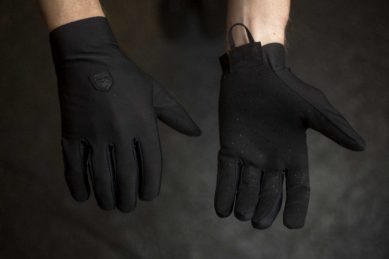 TYNN NETTING: Ventair-hanskene fra Hestra er luftige på håndbaken. Foto: Kristoffer H. Kippernes Test av Hestra Ventair hansker