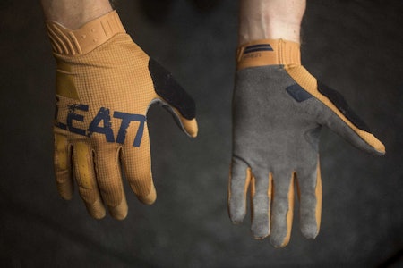 HI-TECH: Nano-materialet MicronGrip gjør håndflatene supertynne og beskyttende. Foto: Kristoffer H. Kippernes test av Leatt 1.0 Gripr hansker